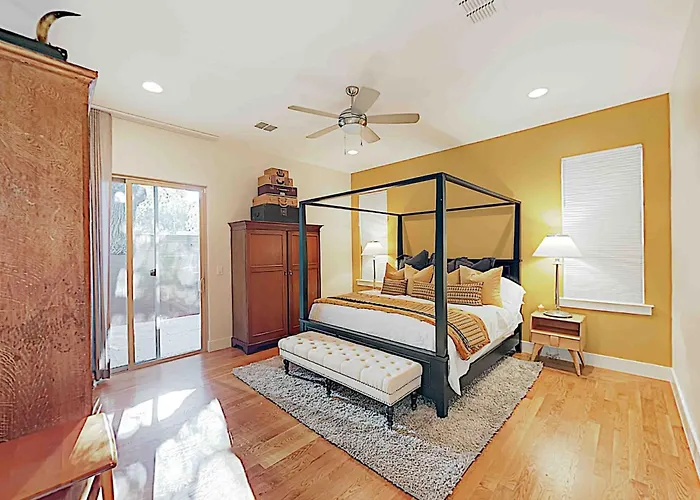Giraffic Park Villa Austin