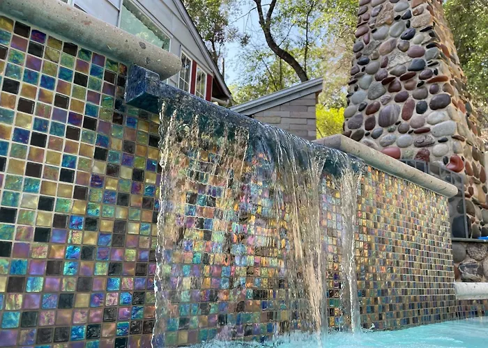 The Rivery Retreat, Choose From Luxury Guesthouse Cabin Or Poolside Suite In Lake Austin Hill Country