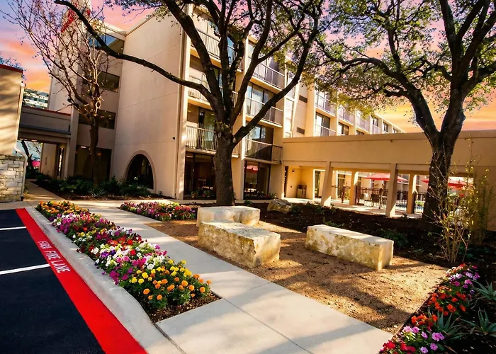 Ramada By Wyndham Austin South Hotel